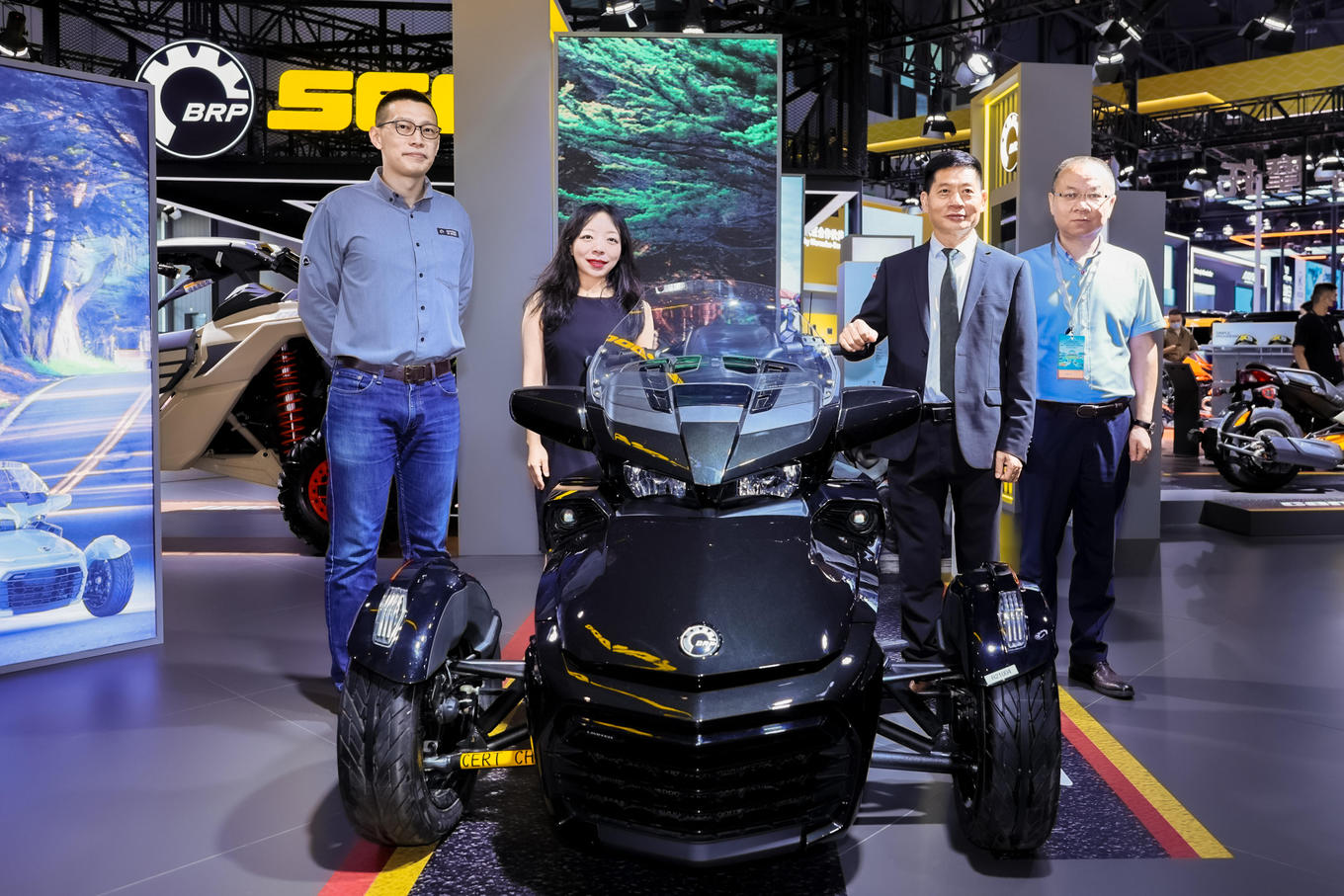 新鲜的倒三轮摩托车,brp庞巴迪全新spyder f3系列28.6万元起售