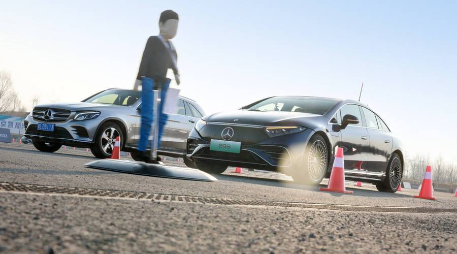 通向“零事故”之路，梅赛德斯-奔驰安全科技启示录